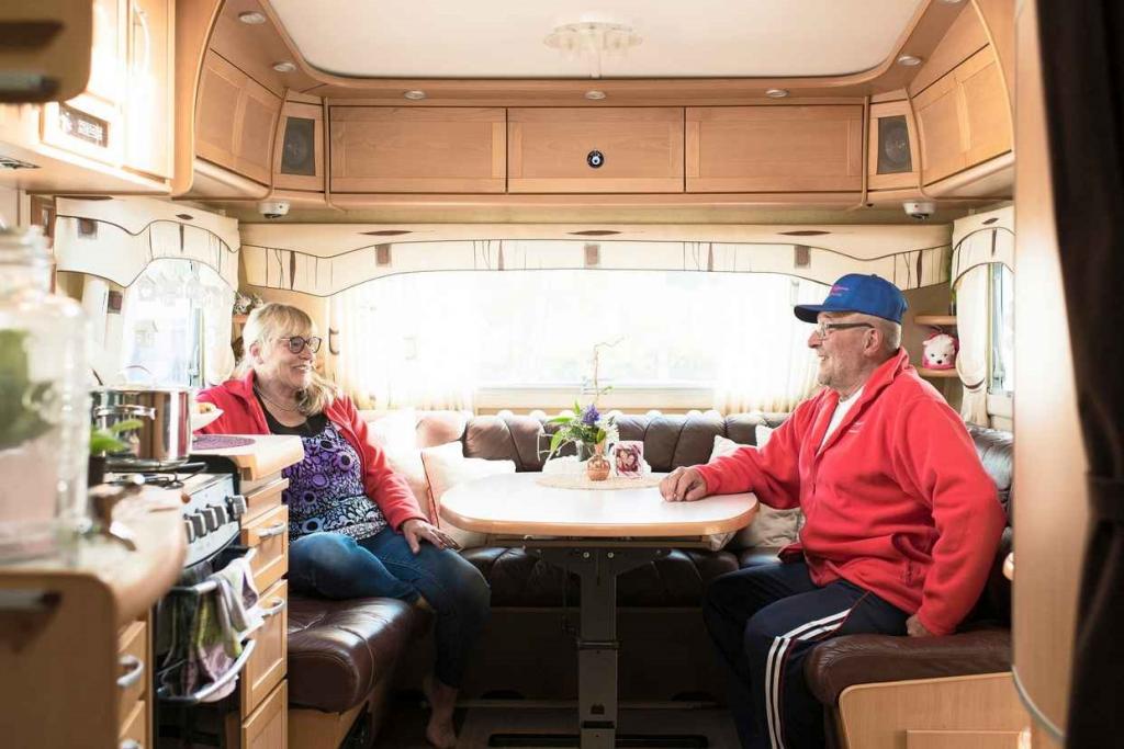 60-летние пенсионеры уже пять лет живут в фургоне на колесах: у них есть квартира, но свобода и природа важнее