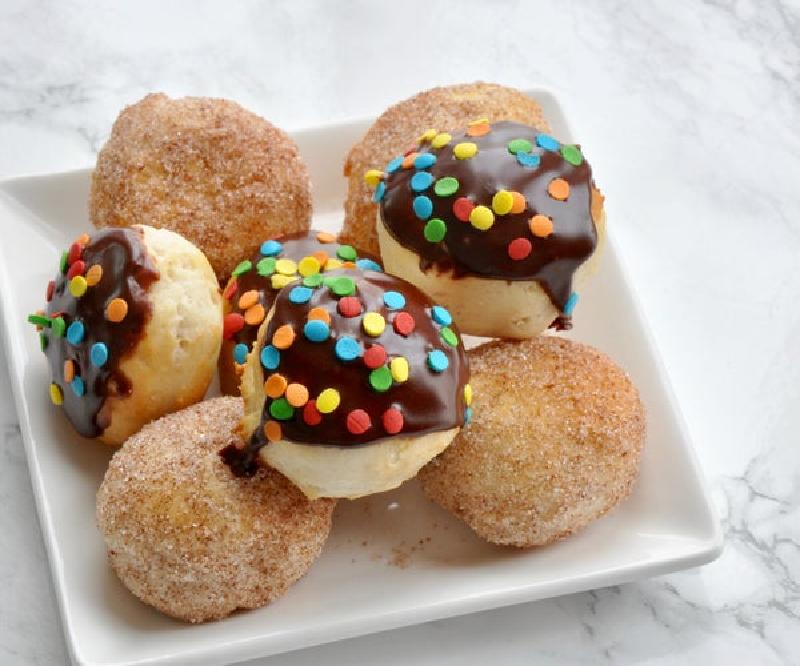 Шоколадные пончики во фритюрнице с присыпкой: быстрый и сытный десерт для всей семьи