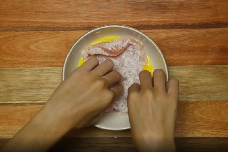 Научилась готовить слайдер-сэндвичи с курицей по-милански: получается отличная закуска для посиделок