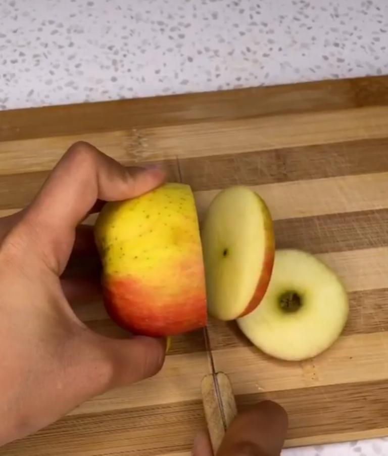 В "яблочный" сезон завтракаю тематическим блюдом: поджариваю фруктовые кольца на сковороде и заливаю тестом