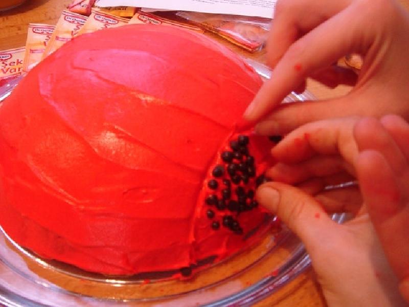 Яркий торт в виде божьей коровки: милый десерт на основе печенья "Дамские пальчики" – самое то для детского праздника