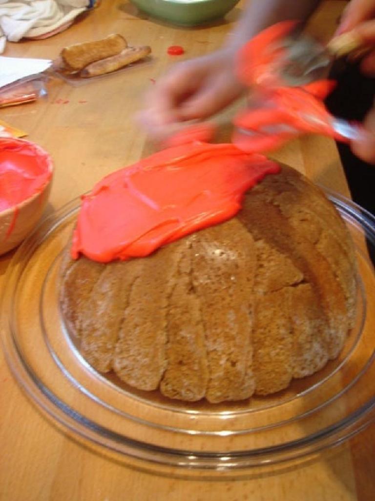 Яркий торт в виде божьей коровки: милый десерт на основе печенья "Дамские пальчики" – самое то для детского праздника