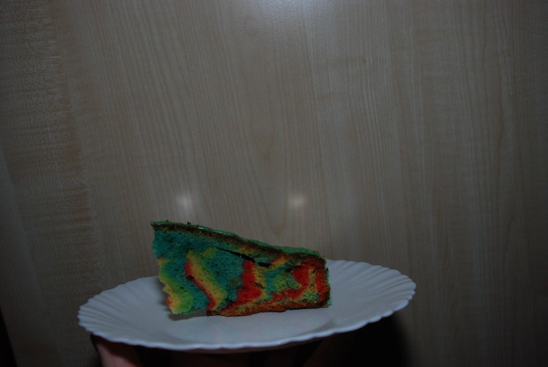 Разноцветный бисквит с марципаном: яркий десерт идеально подойдет для детского праздника