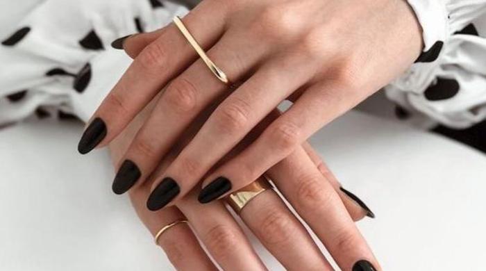 Любите черный лак для ногтей? С психологической точки зрения это раскрывает некоторые особенности личности