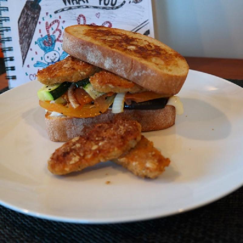 Сытный сэндвич с баклажаном и кабачком: отличный вариант быстрого ужина