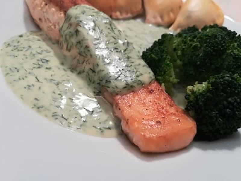 Филе лосося с укропным соусом и кальцоне с грибочками: порадовала семью необычным ужином