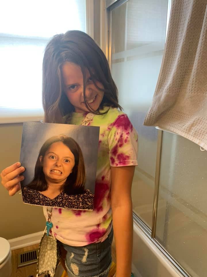 Мама поделилась веселым школьным фото дочери, которое вдохновило учительницу девочки сделать такое же