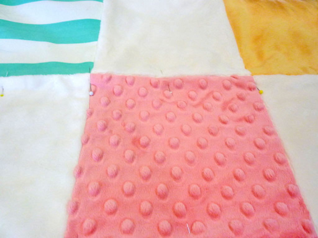 Сшила детское одеяло-коврик из тканей с разными текстурами. Малышка с удовольствием играет на нем и исследует все части коврика