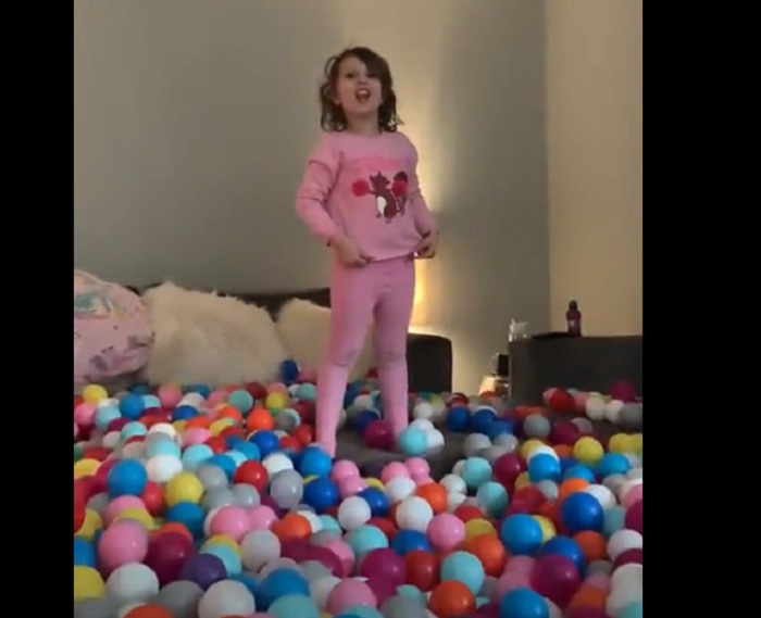 Отец полностью заполнил комнату мячиками и спрятал там подарки для дочери: девочка была в восторге