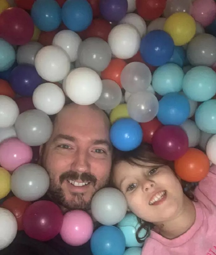 Отец полностью заполнил комнату мячиками и спрятал там подарки для дочери: девочка была в восторге