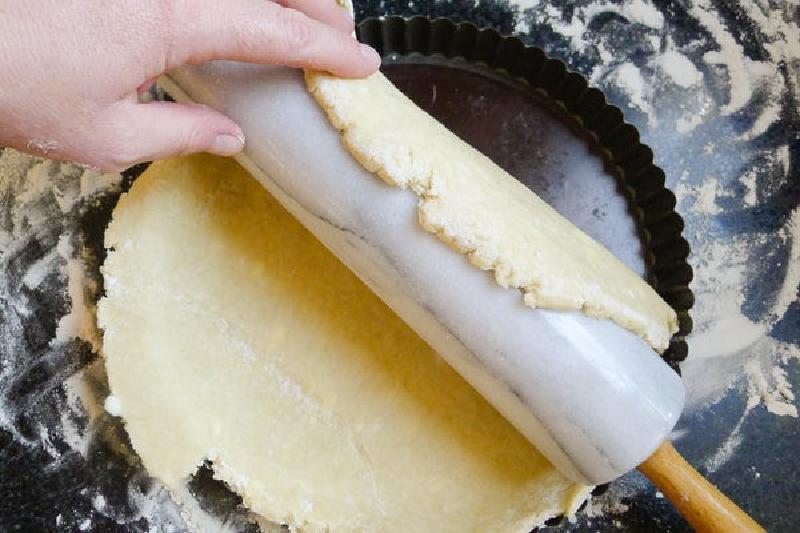 Клубнично-черничный пирог со сливочной начинкой с миндалем и мятой: рецепт