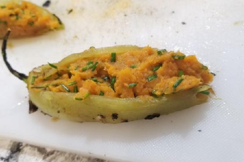 Перец, фаршированный картофелем со специями и сыром: рецепт