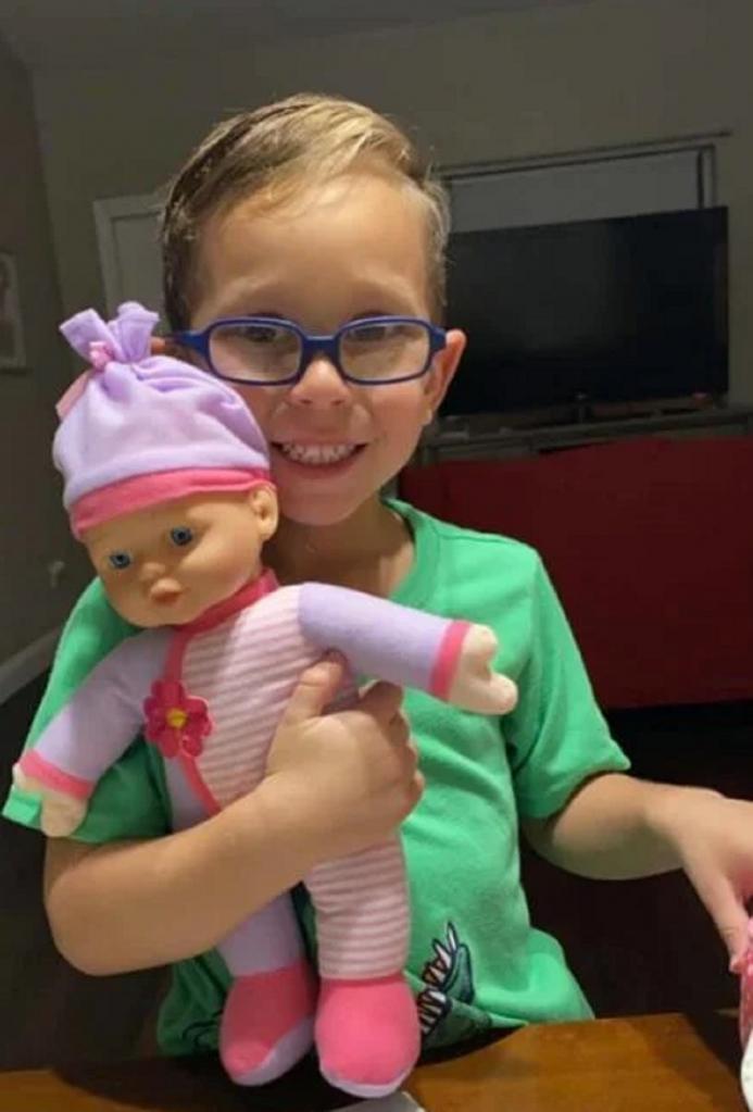 Мальчик попросил свою маму подарить ему куклу, чтобы порепетировать роль лучшего папы в мире