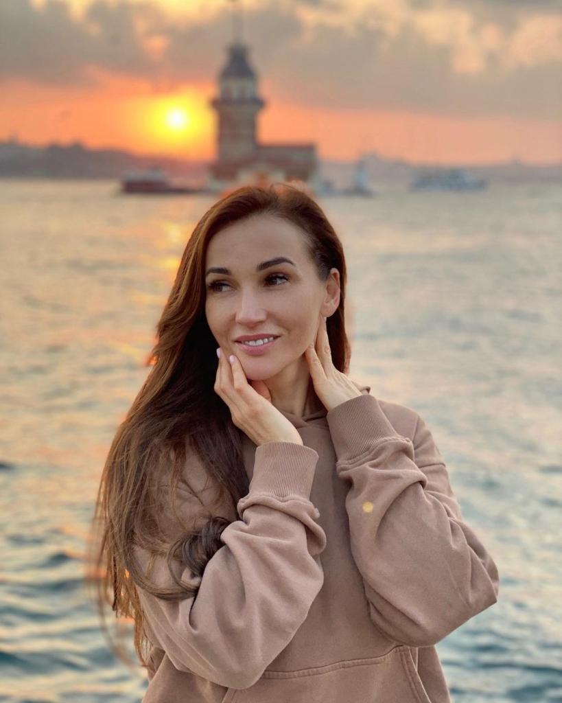 Ни макияжа, ни фильтров: Анфиса Чехова поделилась снимками на закате в Стамбуле