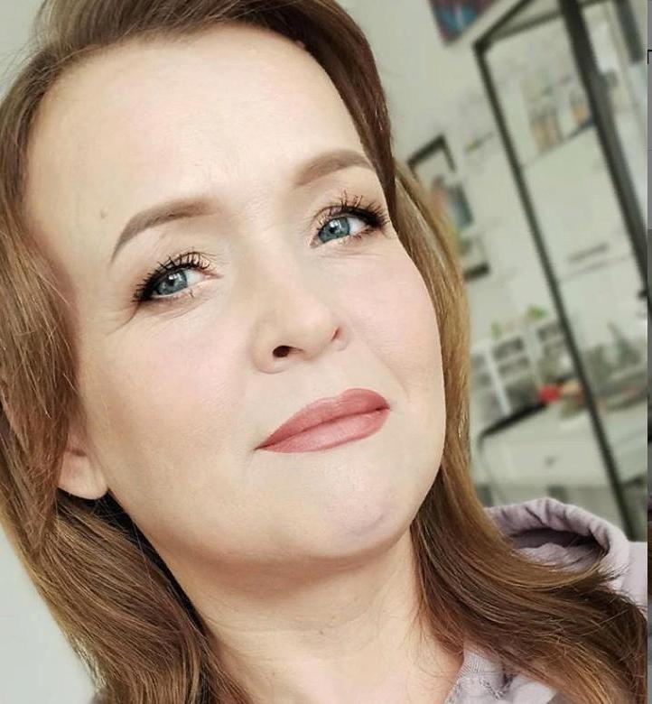 43-летней Елене сделали прекрасный макияж. В зеркале она себя не узнала (фото до и после)