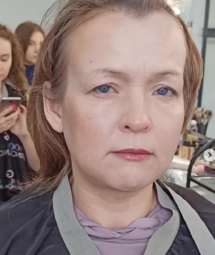 43-летней Елене сделали прекрасный макияж. В зеркале она себя не узнала (фото до и после)