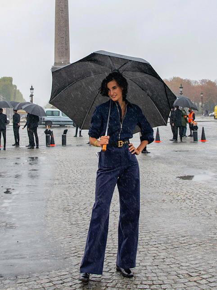 Юбка, капюшон и удобная обувь: несколько идей, которые помогут оставаться элегантными, даже когда на улице льет осенний дождь