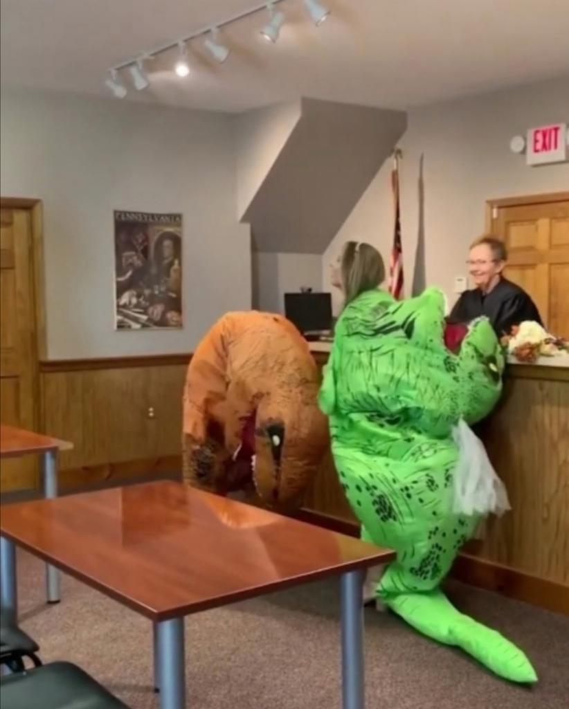 Пара из штата Пенсильвания отказалась от традиционных свадебных нарядов: их выбор пал на костюмы динозавров (забавное видео)