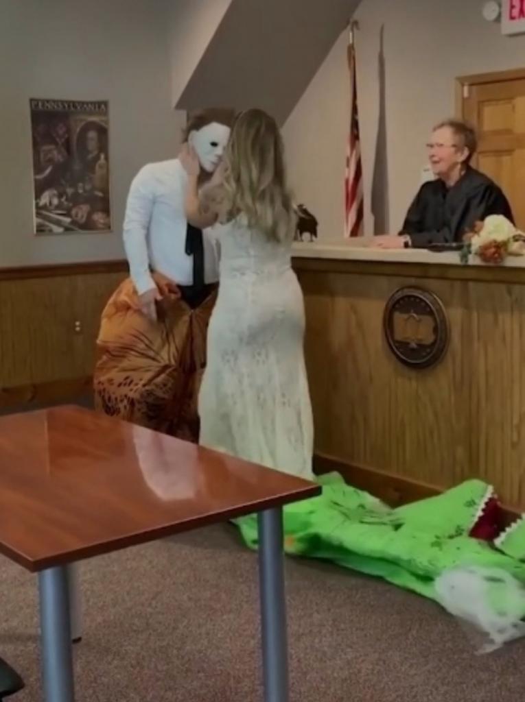 Пара из штата Пенсильвания отказалась от традиционных свадебных нарядов: их выбор пал на костюмы динозавров (забавное видео)