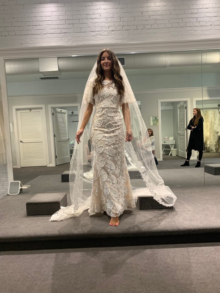 Невеста перемерила 5 платьев, прежде чем найти одно уникальное - и получила два образа: с мантией и бантом