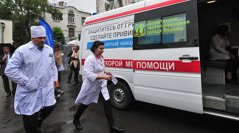 Сделали более 380 тысяч горожан: мобильные пункты вакцинации от гриппа в Москве завершат работу 31 октября