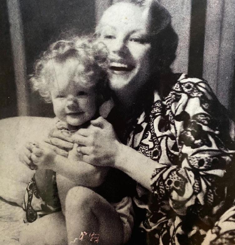 Когда мы были молодыми: Рената Литвинова поделилась снимком со своей маленькой дочерью