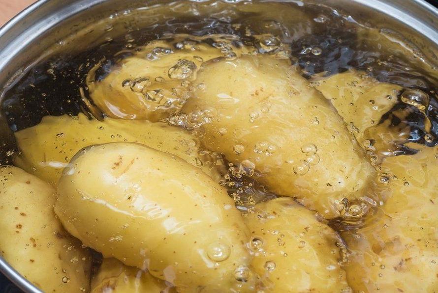 Польский кулинар указал на грубую ошибку, которую почти все допускают при варке картофеля. И подсказал, что в нее можно добавить, чтобы сделать в разы вкуснее