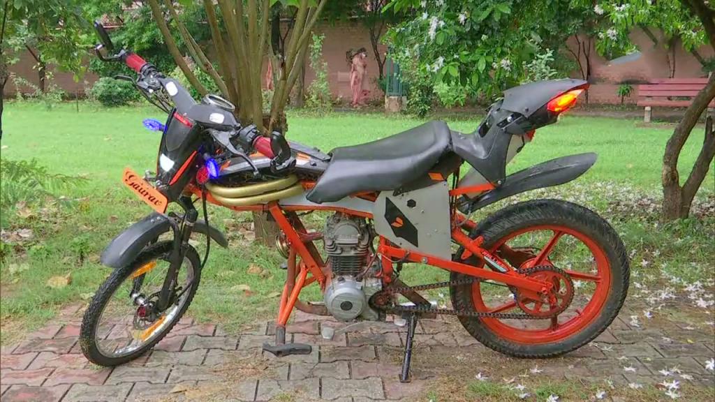 Парень из Индии собрал мотоцикл из металлолома. Его уникальный метод сборки удивил многих людей