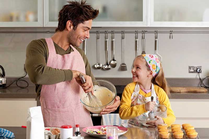 Приготовление еды с ребенком стимулирует интерес к пище и здоровому образу жизни: как завлечь ребенка на кухню