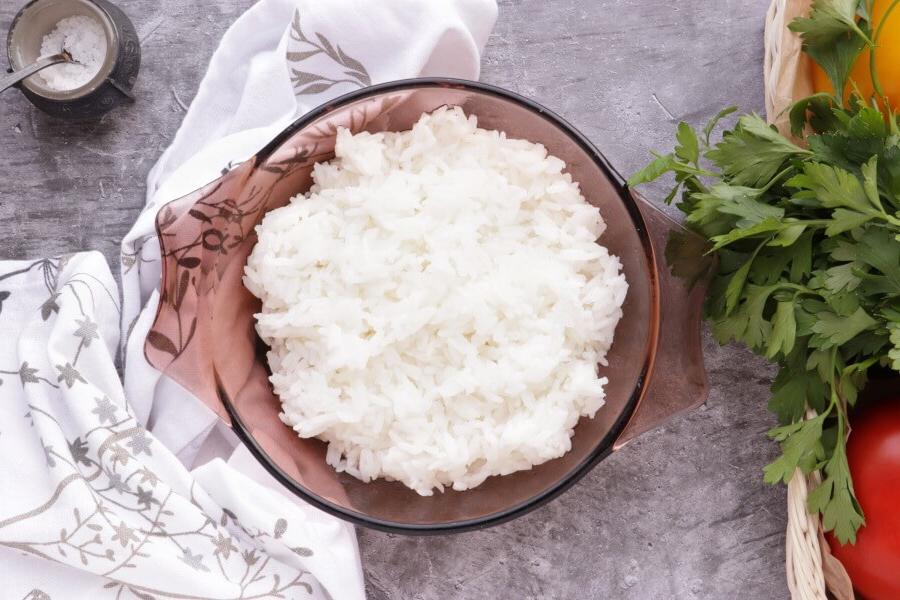 Простой рецепт рисового салата в греческом стиле: немного феты, немного тунца и красиво нарезанные овощи