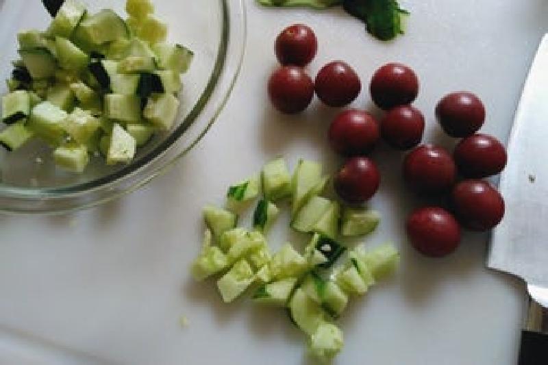 Греческий салат фьюжн из простых ингредиентов: прекрасный гарнир к мясу