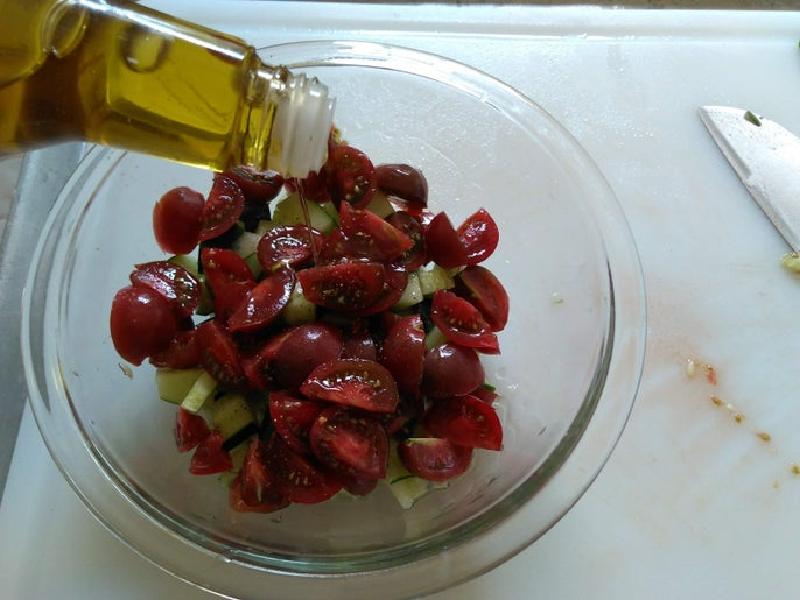 Греческий салат фьюжн из простых ингредиентов: прекрасный гарнир к мясу
