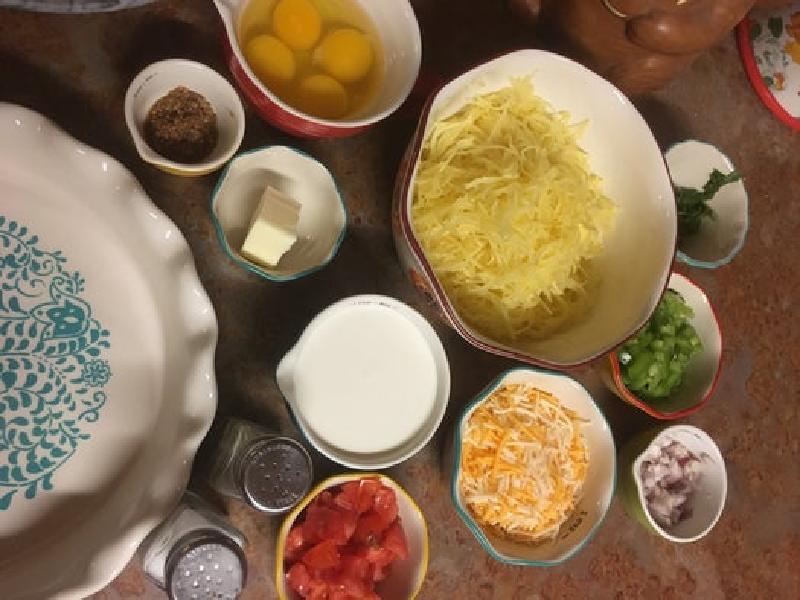 Фермерский пирог на основе овощей, сыра и "спагетти" из тыквы: поразите свою семью сытным и необычным ужином