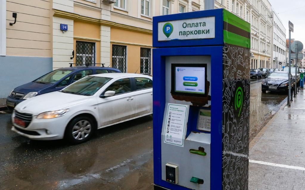 "Но со шлагбаумом - в обычном режиме": парковки на улицах Москвы будут бесплатными 4 ноября