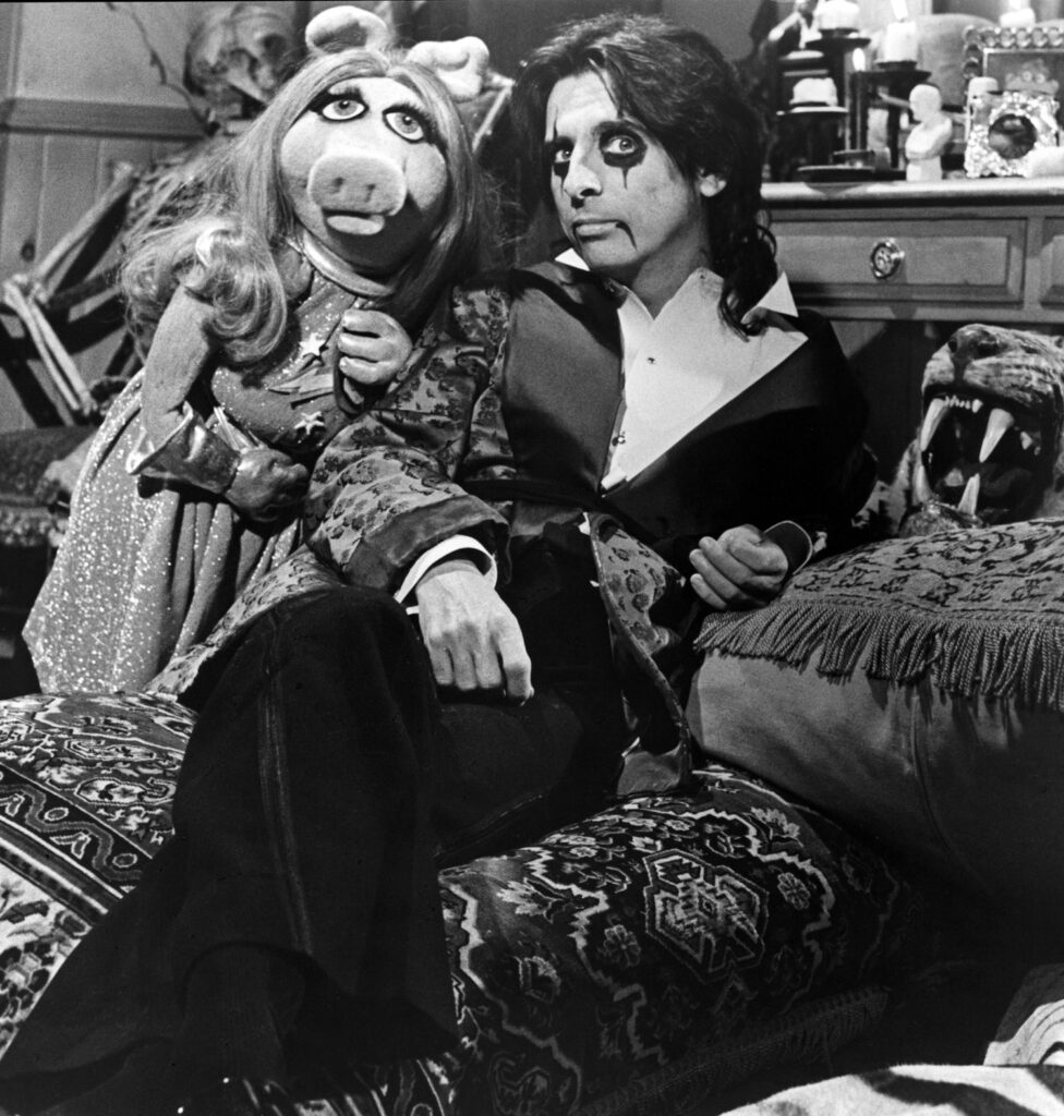 «Мне никогда в жизни не было так весело!»: Элис Купер рассказал о волшебном времени 1976 года, когда он снимался в «Маппет-шоу»