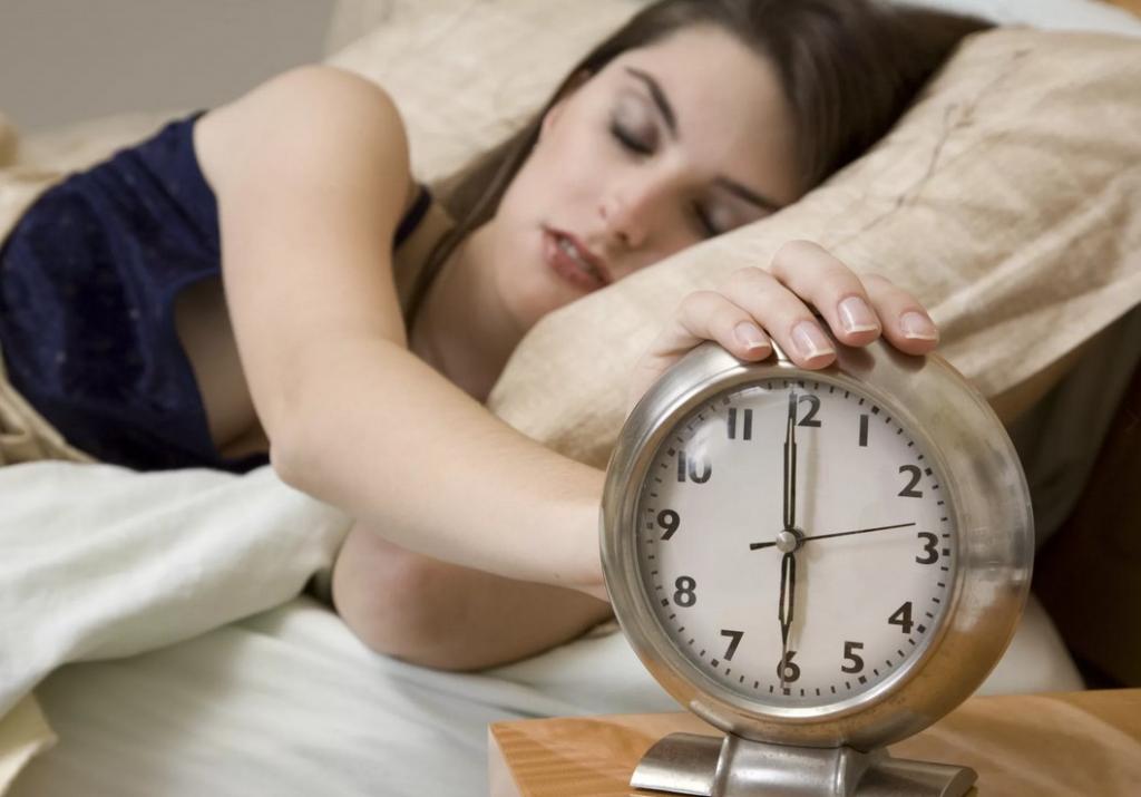 В зависимости от того, во сколько нужно проснуться утром, можно вычислить, когда следует лечь спать: если в 6 утра, то в 20.46