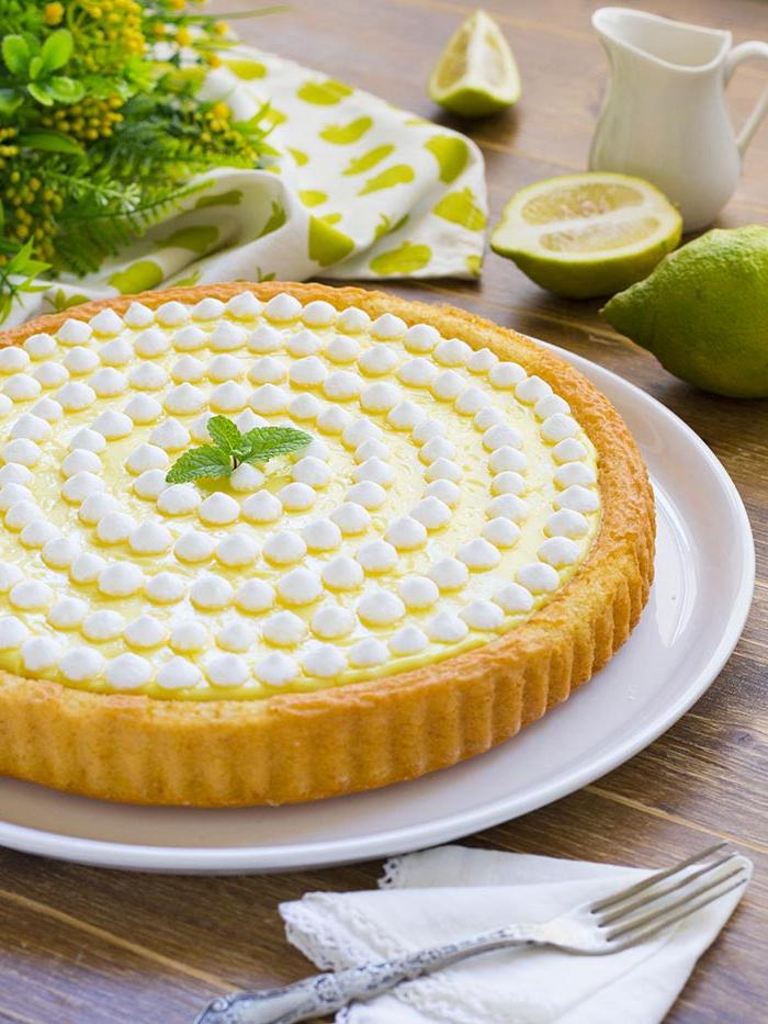 Рецепт очень вкусного лимонного пирога с самодельным кремом и покупными безе