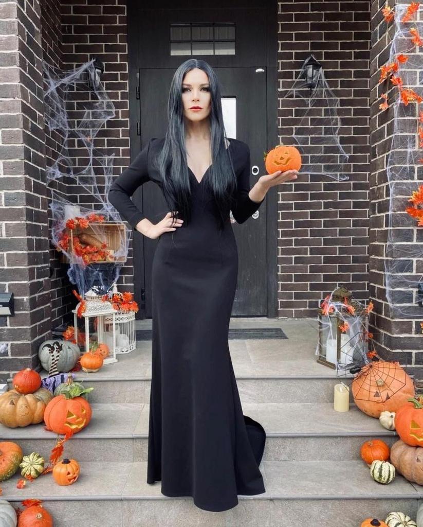 Екатерина Волкова поделилась фотографиями в нарядах на Хэллоуин: узнать "семейку" не трудно