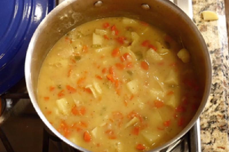 Недорогой чесночный картофельный суп на первое: для тех, кому надоело питаться одним борщом