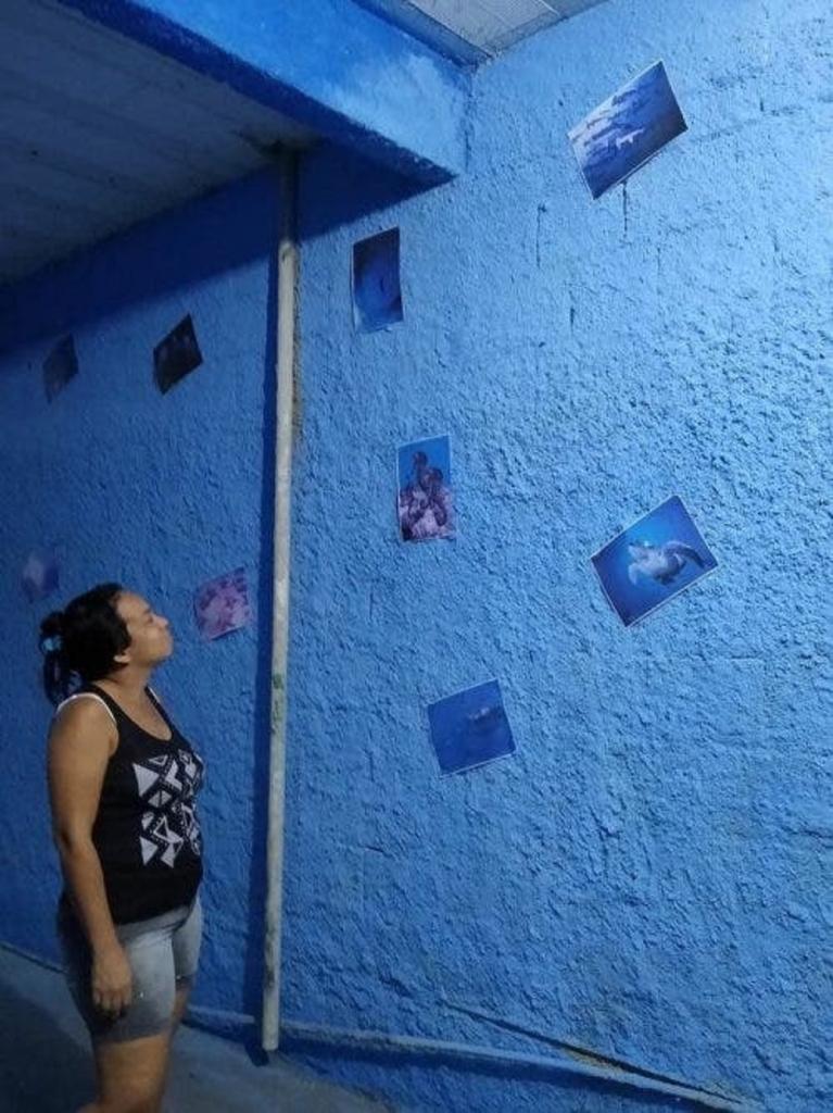 Муж покрасил стену в синий цвет, чтобы любимая не скучала по морю