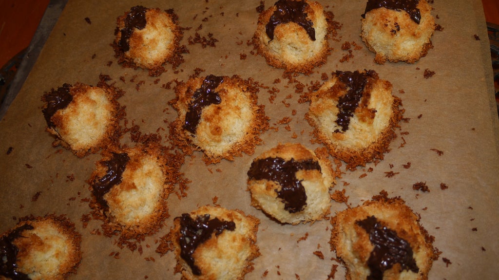 По выходным готовлю "кокосовые вулканчики": изумительное печенье с шоколадной сердцевинкой