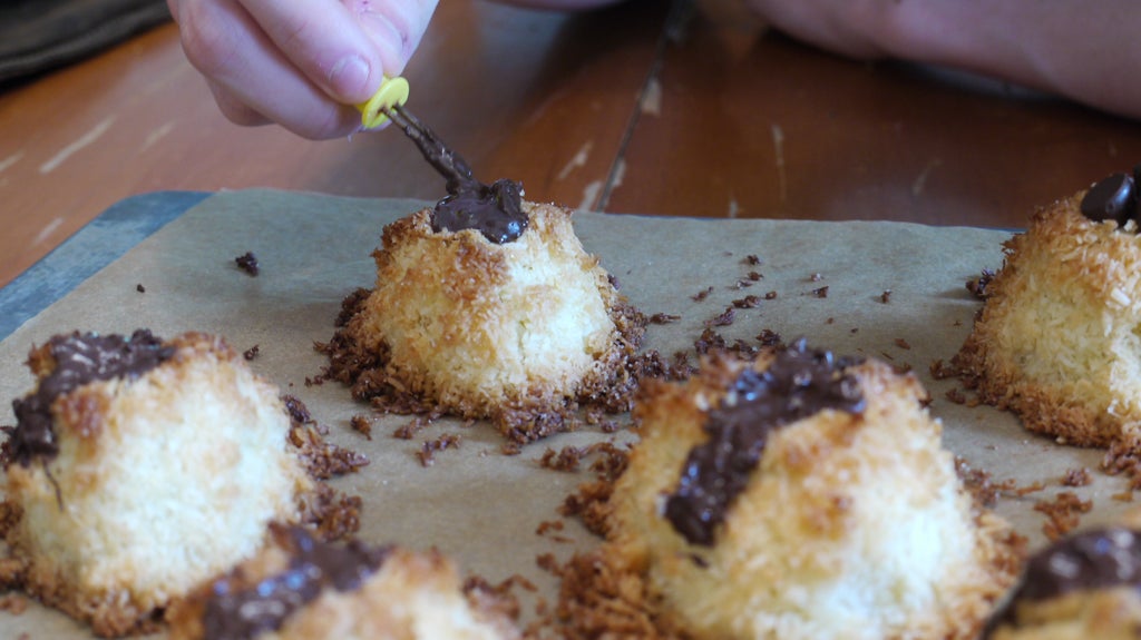 По выходным готовлю "кокосовые вулканчики": изумительное печенье с шоколадной сердцевинкой