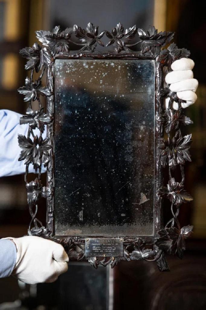 Зеркало королевы Франции провисело 40 лет в туалете обычной семьи: они и не подозревали, что это раритет