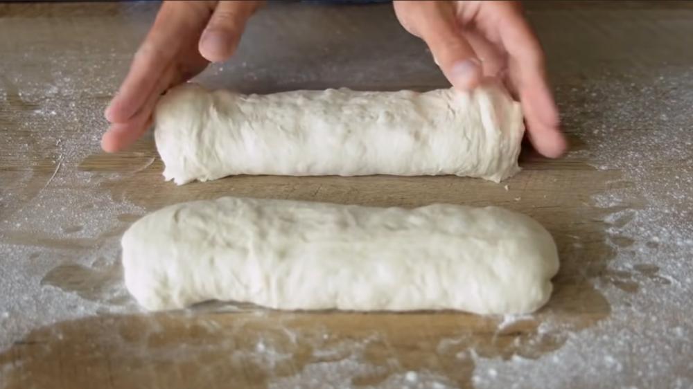 "Закрутили - прищепили": блогер показал, как приготовить настоящий французский багет у себя на кухне
