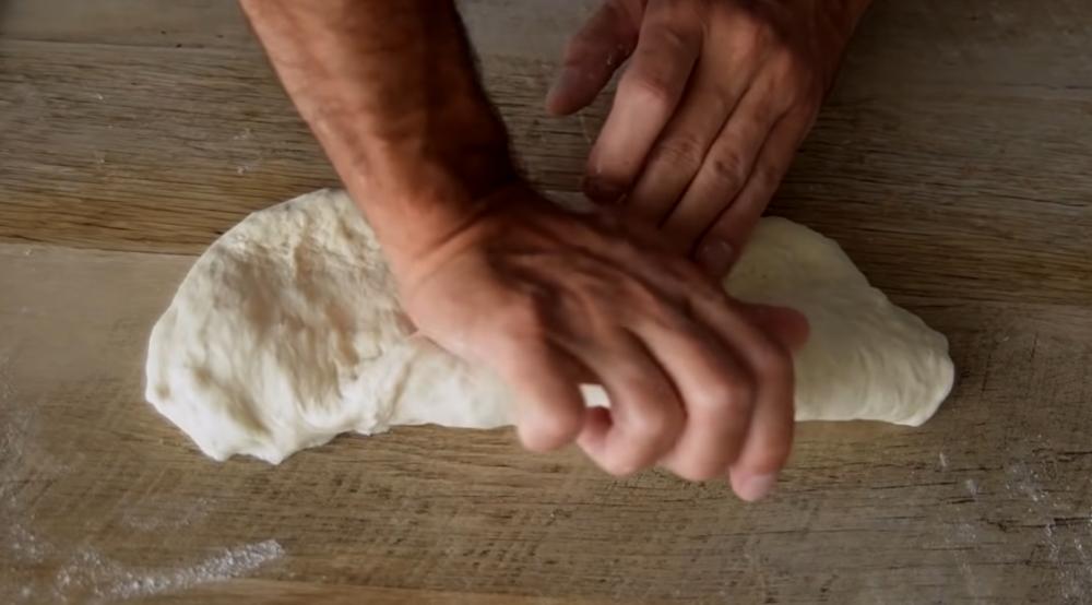 "Закрутили - прищепили": блогер показал, как приготовить настоящий французский багет у себя на кухне