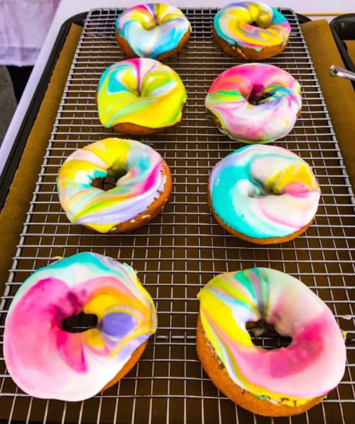 Мягкие пончики окрашены в яркие цвета 