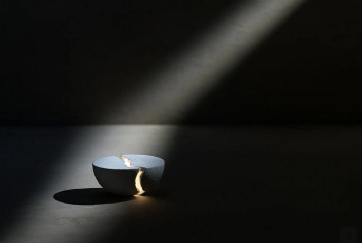 Вдохновленный природой и разбитой керамикой, Макс Гунаван изобрел колонку bluetooth в виде треснувшей чаши, излучающей свет разной интенсивности