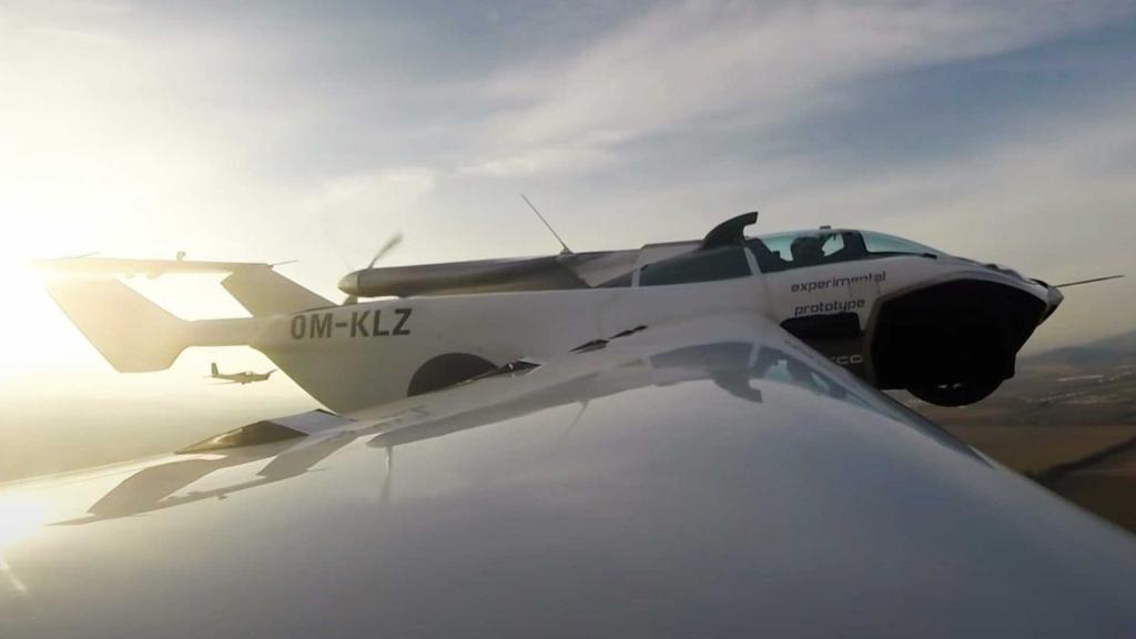 Словацкая компания показала свою новую разработку - летающий автомобиль AirCar (видео)