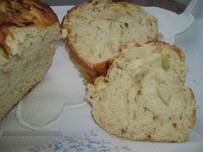 При выпекании хлеба добавляю в тесто немного картофеля: он намного вкуснее и не черствеет целую неделю