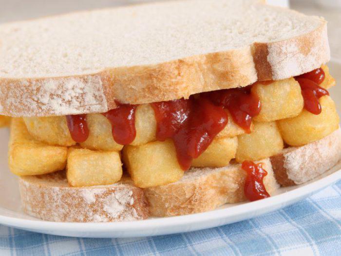 Сэндвич с картошкой подают с кетчупом